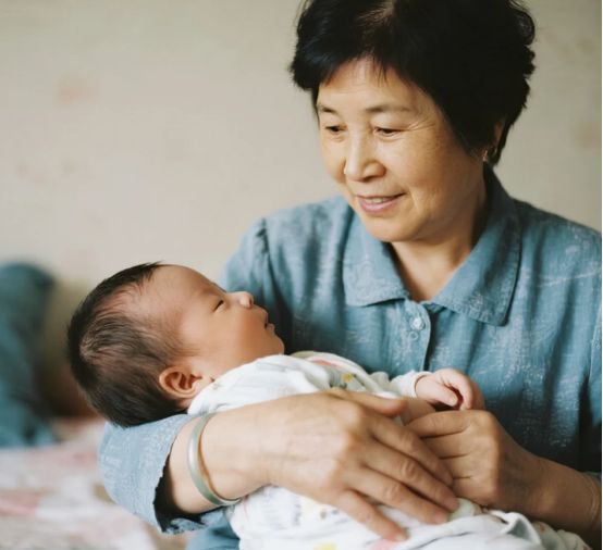 凌晨感到肚子痛发现弟弟划我肚子母亲：小孩子闹着玩我笑了